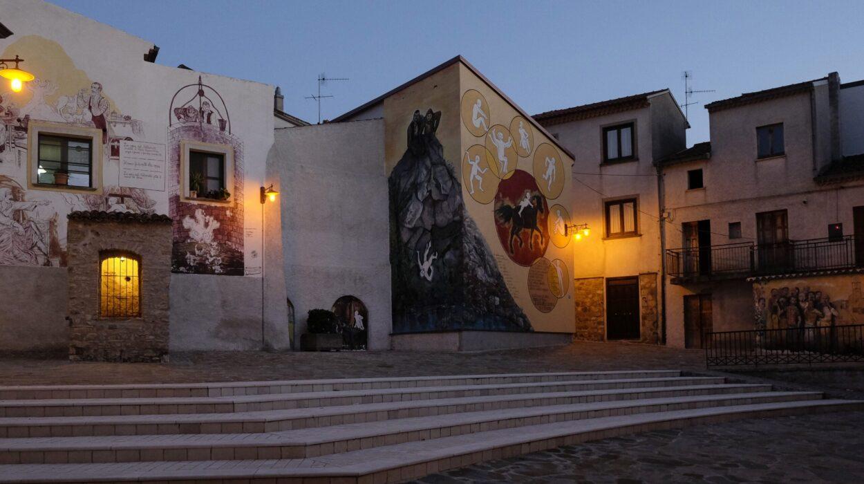 Piazza Abbamonte con i suoi murales a Satriano di Lucania - Foto Massimo Vicinanza/FullPress Agency