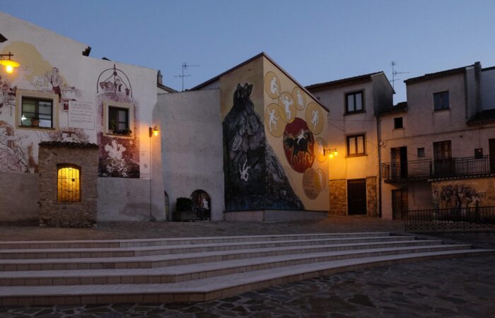 Piazza Abbamonte con i suoi murales a Satriano di Lucania - Foto Massimo Vicinanza/FullPress Agency