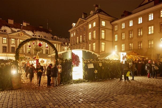 Berna: Mercatino di Natale nella Piazza del Municipio. Foto Swiss tourism